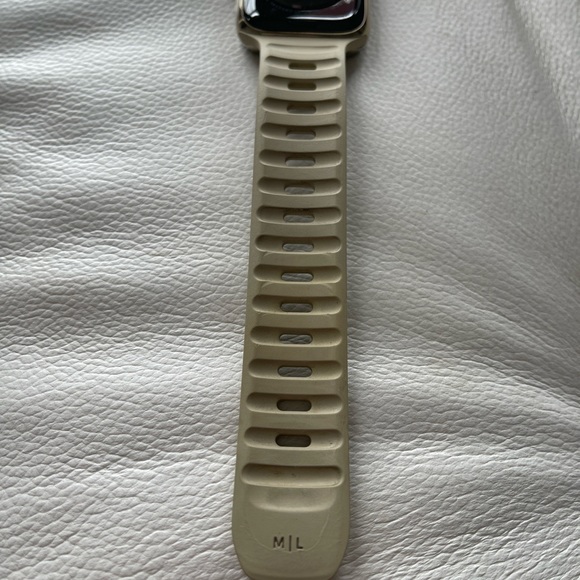 Apple Watch Series 6 GPS + Cellular, 44mm Gold Stainless Steel Case - no band - Picture 6 of 14